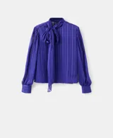 Blusa de manga larga en color azul eléctrico con diseño de rayas verticales sutiles. Presenta un cuello alto con detalle de lazo integrado y cierre frontal con botones ocultos. El tejido es semitransparente con acabado satinado.