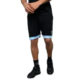 Short deportivo Umbro de color negro con detalles en celeste en el ruedo. Cuenta con el logo de la marca bordado en la pierna izquierda.