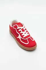 Championes deportivos Pdk modelo Goletta, de color rojo con detalles en blanco y suela de goma marrón claro.