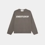 Sweater de tejido de punto con textura, color marrón, de corte oversize y manga larga. Presenta el logo de la marca estampado en el frente en color blanco.