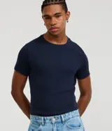 Remera de corte muscle fit, manga corta y cuello redondo, confeccionada en tejido de ribana con textura acanalada.