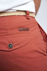 Bermuda tipo chino de gabardina, con cierre de cremallera y botón, bolsillos laterales y traseros, y pasacintos.