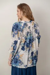 Camisa estampada de algodón y lino, con cuello en V, mangas anchas y puños con elástico.