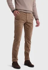 Pantalón de pana marrón claro, de corte recto y tiro medio, con bolsillos laterales y traseros.