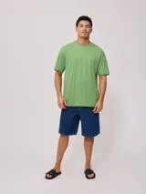 Remera verde agua lisa de corte holgado y mangas cortas.
