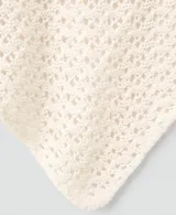 Pañuelo triangular de punto calado color beige, con diseño ligero y textura abierta.