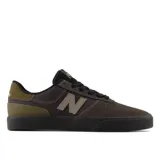 Championes de skate New Balance Numeric 272, con diseño de perfil bajo en tonos verde oliva y marrón oscuro. Presentan una construcción resistente con paneles de gamuza y lona, suela vulcanizada para mayor flexibilidad y el logo N característico en el lateral.