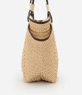 Bolso de playa tipo tote de paja natural con asas de cuero sintético marrón, forro interior y bolsillo interno.
