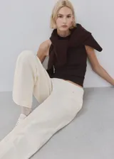 Pantalón piqué de corte recto y tiro medio, color blanco.
