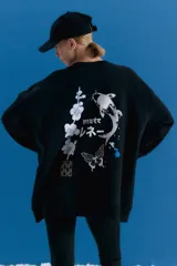 Buzo oversize de cuello alto confeccionado en frisa, con hombros caídos y bolsillos delanteros. Presenta una estampa artística en la espalda con motivos orientales, incluyendo un pez koi, flores y una mariposa.
