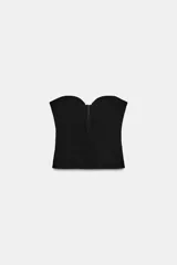 Top strapless de color negro con escote corazón y cierre frontal con cremallera.