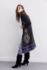 Kimono midi de satén negro con bordados de lentejuelas, mostacillas y piedras. Tiene detalles en velvet, mangas 3/4 y forro interior de jacquard. De calce recto.