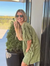 Vestido corto de terciopelo color marrón con textura de relieve tipo reptil, escote en V y corte holgado con mangas cortas.