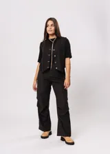 Pantalón de vestir negro con corte recto y tiro alto.