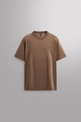 Remera regular fit de Zara Athleticz confeccionada en tejido de algodón color marrón, de cuello redondo con rib doble y manga corta.