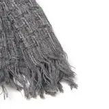 Pashmina de tejido texturizado en color gris oscuro, con terminaciones desflecadas en los extremos.