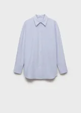 Camisa celeste a rayas verticales blancas, de corte recto, manga larga con puños abotonados, cuello camisero y bolsillo de parche en el pecho.