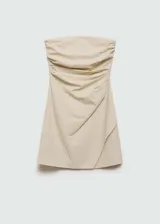 Vestido corto tipo palabra de honor, con diseño recto y drapeado. Presenta una textura con patrón de rayas en relieve y cierre de cremallera invisible en el lateral.