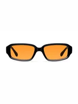 Lentes de sol con montura rectangular de color negro y cristales polarizados en color naranja. Presentan un diseño de líneas geométricas con estética retro.