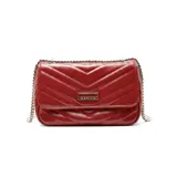 Cartera de vestir tipo bandolera, color rojo, con diseño acolchado en forma de V y solapa frontal. Incluye correa de cadena metálica y placa metálica con el logo de la marca en el centro.