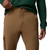 Pantalón cargo color marrón, confeccionado en tejido elástico resistente a la abrasión con tecnología Omni-Shield que repele la humedad y manchas. Presenta bolsillos laterales de carga con cierre a presión, bolsillos inclinados y trabillas para cinturón.