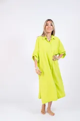 Vestido camisero midi color verde lima, de corte amplio y mangas 3/4 con botón.