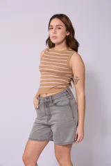 Short de jean gris de tiro alto con bolsillos delanteros y traseros.