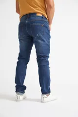 Jean de hombre color gris oscuro, corte recto, con roturas y logo bordado.