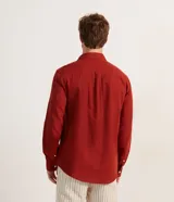 Camisa de manga larga Marfinno de corte comfort en color rojo, con cuello camisero y cierre frontal de botones.