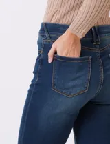 Jean elastizado marca Sound Style, color azul oscuro, de tiro alto y pierna bootcut. Tiene pretina con pasadores, botón y cierre, y bolsillos en la parte delantera y trasera.