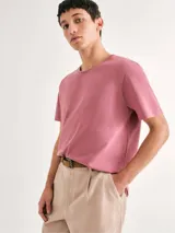 Camiseta básica de corte regular, cuello redondo y manga corta, confeccionada en tejido de algodón suave.