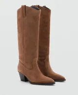 Bota de caña alta estilo cowboy confeccionada en piel de serraje color marrón, con tacón rectangular y punta fina.