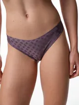 Bombacha tipo colaless de microfibra color beige con diseño en jacquard. Presenta corte láser para un calce sin marcas y fundillo de algodón.