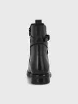 Bota corta de cuero negro con punta redonda, cierre lateral y detalle de tira con hebilla metálica en el tobillo.