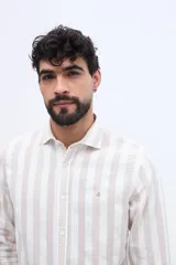 Camisa de manga larga con diseño de rayas verticales, confeccionada en mezcla de lino y algodón, con cuello camisero y cierre frontal de botones.