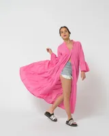 Camisola larga color verde esmeralda con botones de madera, corte holgado, cuello mao y mangas largas acampanadas con volados.