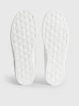 Zapatillas urbanas Calvin Klein Jeans, modelo Classic Cupsole, de color blanco con detalles en beige y forro interior en color naranja. Presentan logo de la marca en la mediasuela, el tobillo y el lateral.