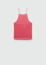 Top tejido de punto fino color rosado, con cuello halter, tirantes finos y espalda descubierta con cierre de lazo.