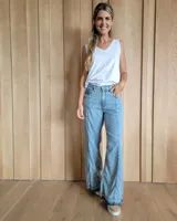 Pantalón de jean estilo wide leg con costuras verticales frontales, tiro alto y bolsillos laterales.