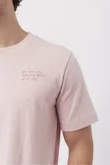 Remera blanca de algodón con cuello redondo y manga corta. Estampado frontal con una ola azul, un sol naranja y el texto "SURF UNTIL SUNSET".