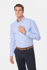 Camisa de vestir celeste con rayas verticales blancas, de manga larga y corte clásico.