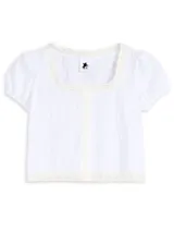 Blusa blanca de mangas cortas abullonadas con escote cuadrado y detalles de encaje en el cuello, el frente y el ruedo.