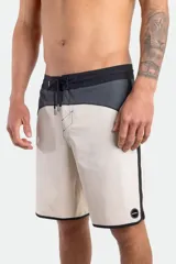 Boardshort O'Neill modelo Cruzer en color beige con detalles en gris oscuro y negro. Cuenta con cintura ajustable mediante cordón y bolsillo lateral.