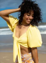 Crop top amarillo de morley cruzado con manga globo y espalda elastizada.