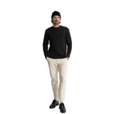 Buzo negro de tejido waffle con cuello redondo y mangas largas.