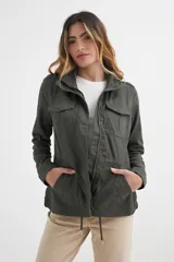 Chaqueta color verde militar de algodón, con cierre frontal con cremallera y botones a presión, cuello alto con trabilla, charreteras en los hombros, cuatro bolsillos frontales con solapa y cordón ajustable en la cintura.