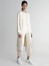 Tapado largo color crema, con pespuntes a contratono y cinto.