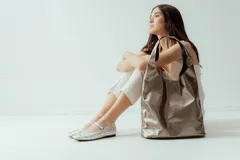 Chatas negras de cuero con correa sobre el empeine y hebilla plateada. Decoradas con tachas plateadas y doradas de diferentes tamaños.