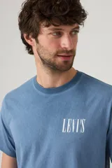Remera azul de algodón con logo de Levi's estampado en el pecho.