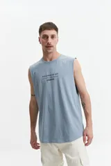 Musculosa oversize color celeste, con escote redondo y estampado frontal en negro que dice "FULLNESS OF JOY NEW BEGINNINGS AND FRESH STARTS mistral".